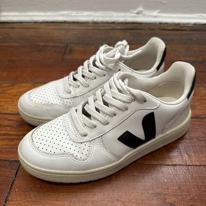 Excellent condition black and white Vejas